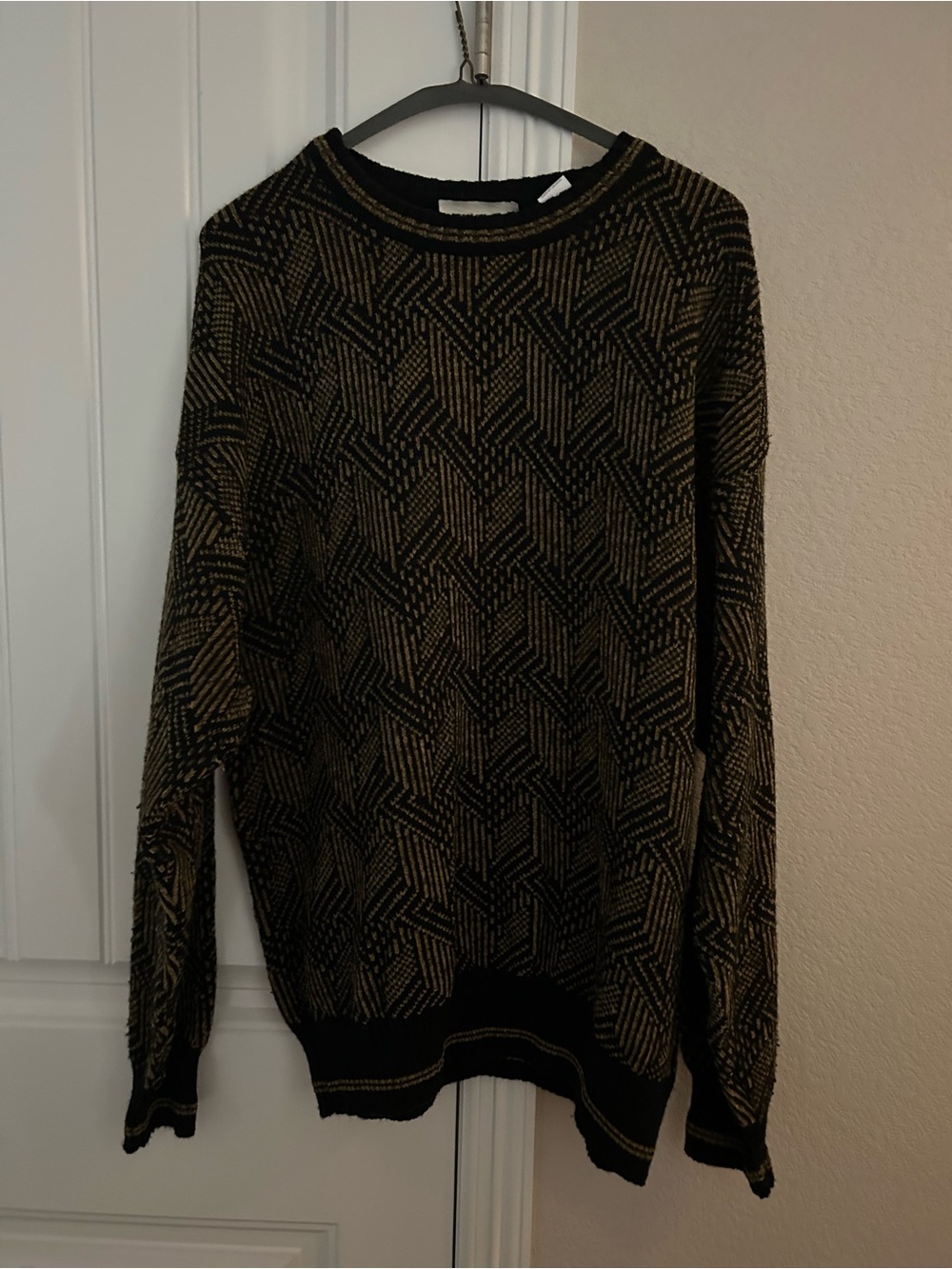 Men's Crewneck Geometric Pattern Sweater in Black and Tan